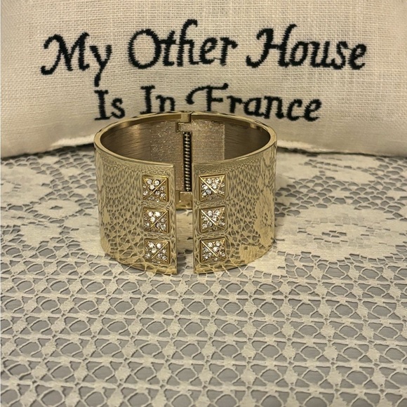 VS LIMITED EDITION SCANDALOUS CUFF BRACELET - LIKE NEW - Picture 3 of 7